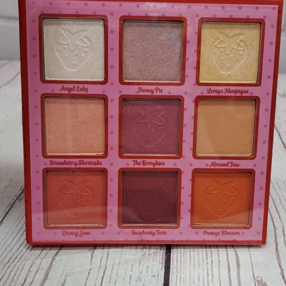 Strawberry Shortcake Eyeshadow Palette Cute Collectible Makeup Kit - Picture 4 of 6
